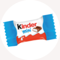 Una confezione colorata di Kinder Mini con bordo blu
